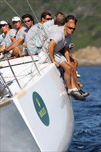 Equipage assis sur un voilier