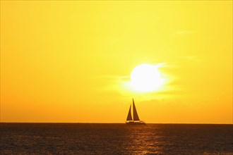 Voilier et coucher de soleil
