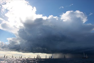 Départ des bateaux modernes lors des Voiles de St Tropez