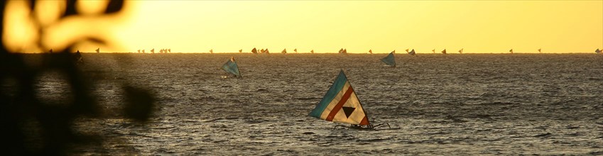 Pêcheurs sur des jukung au nord de l'île de Bali