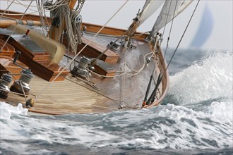 Bateau dans la houle lors des Voiles de St tropez 2004