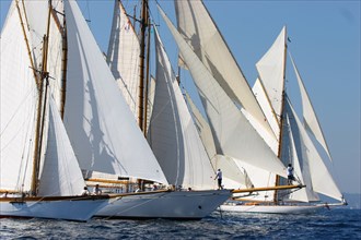 Bateaux classiques au départ d'une course lors de la Monaco Classic Week