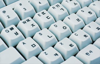 Computer keyboard with English letters and Korean characters.