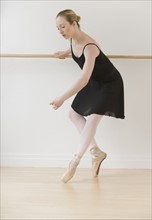 Female ballet dancer in dance studio.