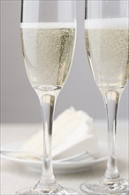 Glasses of champagne with white cake. Date : 2006