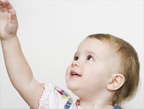 Female toddler reaching up. Date : 2006