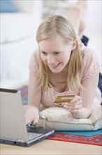 Woman shopping online. Date : 2007