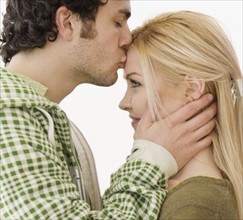 Man kissing girlfriend on forehead. Date : 2007
