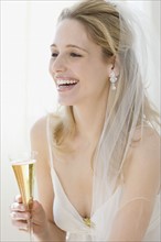 Bride drinking champagne. Date : 2007