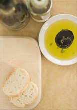 High angle view of sliced bread and oil and vinegar. Date : 2006