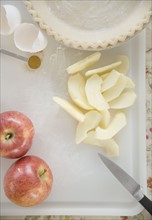 High angle view of slice apples and pie crust. Date : 2006