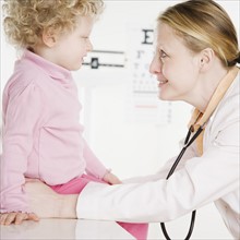 Child with pediatrician in office. Date : 2006