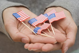 Hands holding small US flags. Date : 2006