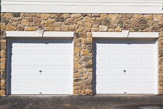 Two garage doors. Date : 2007