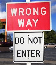 Wrong Way and Do Not Enter signs. Date : 2007