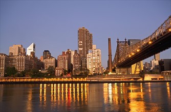 New York City skyline and bridge at night. Date : 2007