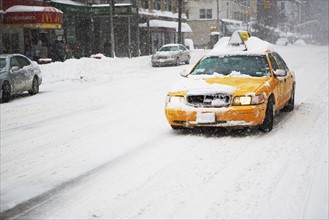 Taxi cab in snow, New York City. Date : 2007
