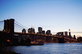 New York City skyline and Brooklyn Bridge at night. Date : 2007