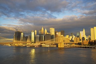 New York City skyline and Brooklyn Bridge. Date : 2007