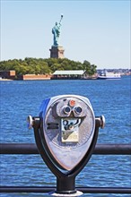 Statue of Liberty with viewer. Date : 2007