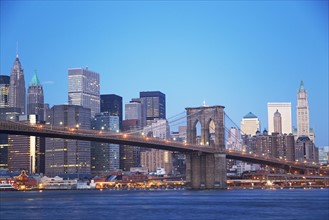 New York City skyline and Brooklyn Bridge at dusk. Date : 2007