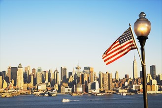 New York City skyline and American flag. Date : 2007