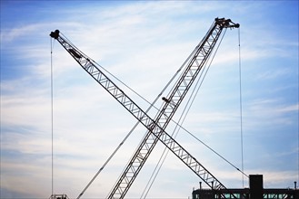 Industrial cranes with crossed booms. Date : 2007