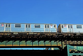 Elevated train under blue sky. Date : 2007