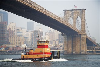 Boat under Brooklyn Bridge, New York City. Date : 2007