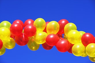 Balloon arch under blue sky. Date : 2007