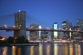 New York City skyline and Brooklyn Bridge at dusk. Date : 2007