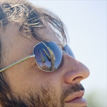 Close up of man wearing sunglasses. Date : 2007
