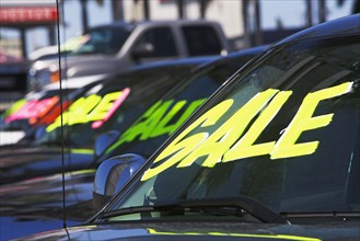 Cars with Sale on windshields. Date : 2007