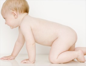 Nude baby crawling. Date : 2007
