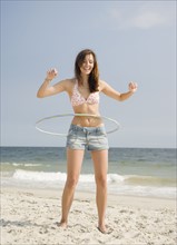 Young woman playing with hula hoop. Date : 2007