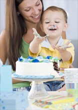 Baby eating birthday cake. Date : 2007