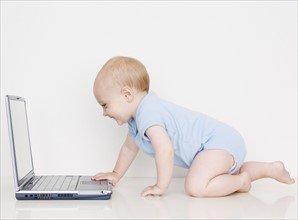 Baby looking at laptop. Date : 2007