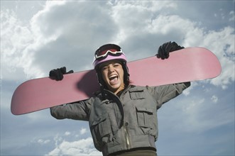 Snowboarder holding board on shoulders. Date : 2007