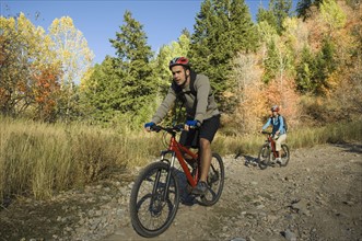 Couple riding mountain bikes, Utah, United States. Date : 2007