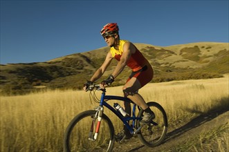 Man riding mountain bike, Salt Flats, Utah, United States. Date : 2007