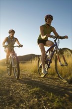 Two women riding mountain bikes, Salt Flats, Utah, United States. Date : 2007