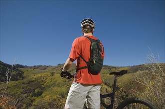 Man with mountain bike, Utah, United States. Date : 2007