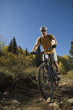 Man riding mountain bike, Utah, United States. Date : 2007