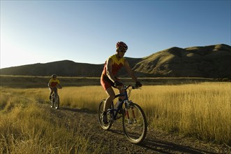 Couple riding mountain bikes, Salt Flats, Utah, United States. Date : 2007