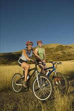 Two women on mountain bikes, Salt Flats, Utah, United States. Date : 2007