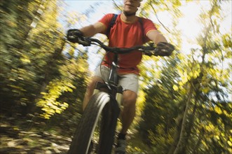 Man riding mountain bike, Utah, United States. Date : 2007