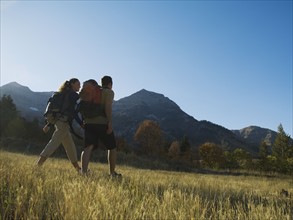 Couple hiking with backpacks, Utah, United States. Date : 2007