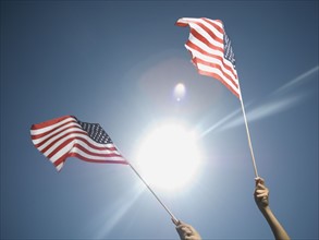 Woman holding American flags. Date : 2007