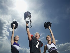 Cheerleaders and football player cheering. Date : 2007