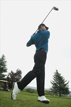 Man swinging golf club. Date : 2007